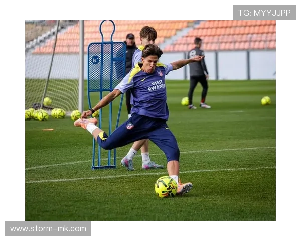 赫塔菲边路突破频频，助攻不断引领进攻高潮