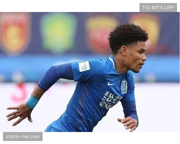 Rodri沉着应对高压逼抢 彰显中场控制力