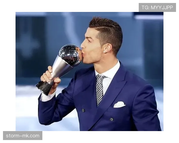 C罗专注与坚持成就辉煌,职业生涯成功态度引发广泛关注 C罗专注与坚持成就辉煌,职业生涯成功态度引发广泛关注