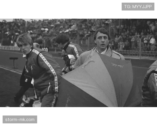 克鲁伊夫在球队中的核心作用解析