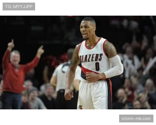 克莱·汤普森利用挡拆拉开空间，三分命中率超队内同位置球员