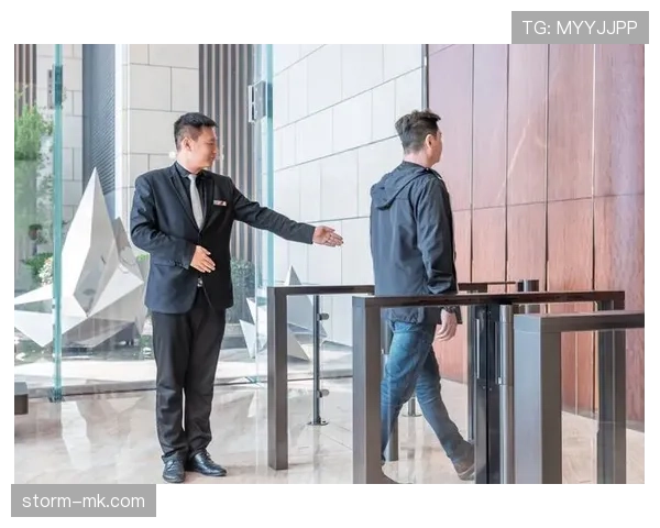 高磊穿着拖鞋进五星酒店大堂，保安愣了半天